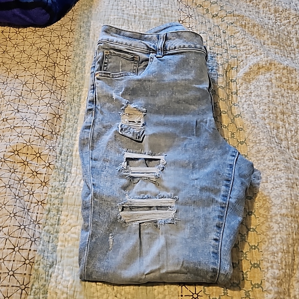 Mid rise ripped capris